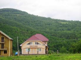 База відпочинку розташована в мальовничому місці серед гір