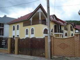 Сучасний котедж в курортній зоні