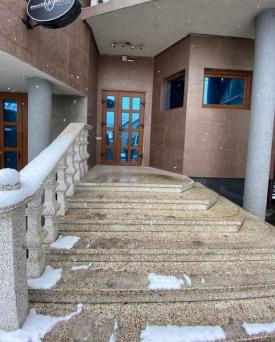 Сучасний ресторанно-офісний комплекс в центрі міста Тячів