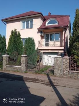 Добротний будинок в с. Хуст