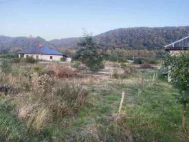 Ділянка з фундаментом при центральній дорозі в с. Невицьке